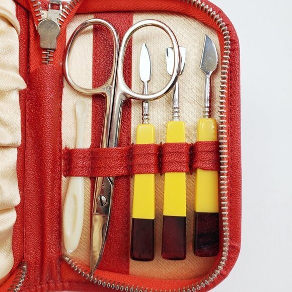 Sewing Kit Mini Vintage Late 1950s Thread, Scissors, Case (Bakelite Tools?) - Picture 2 of 10